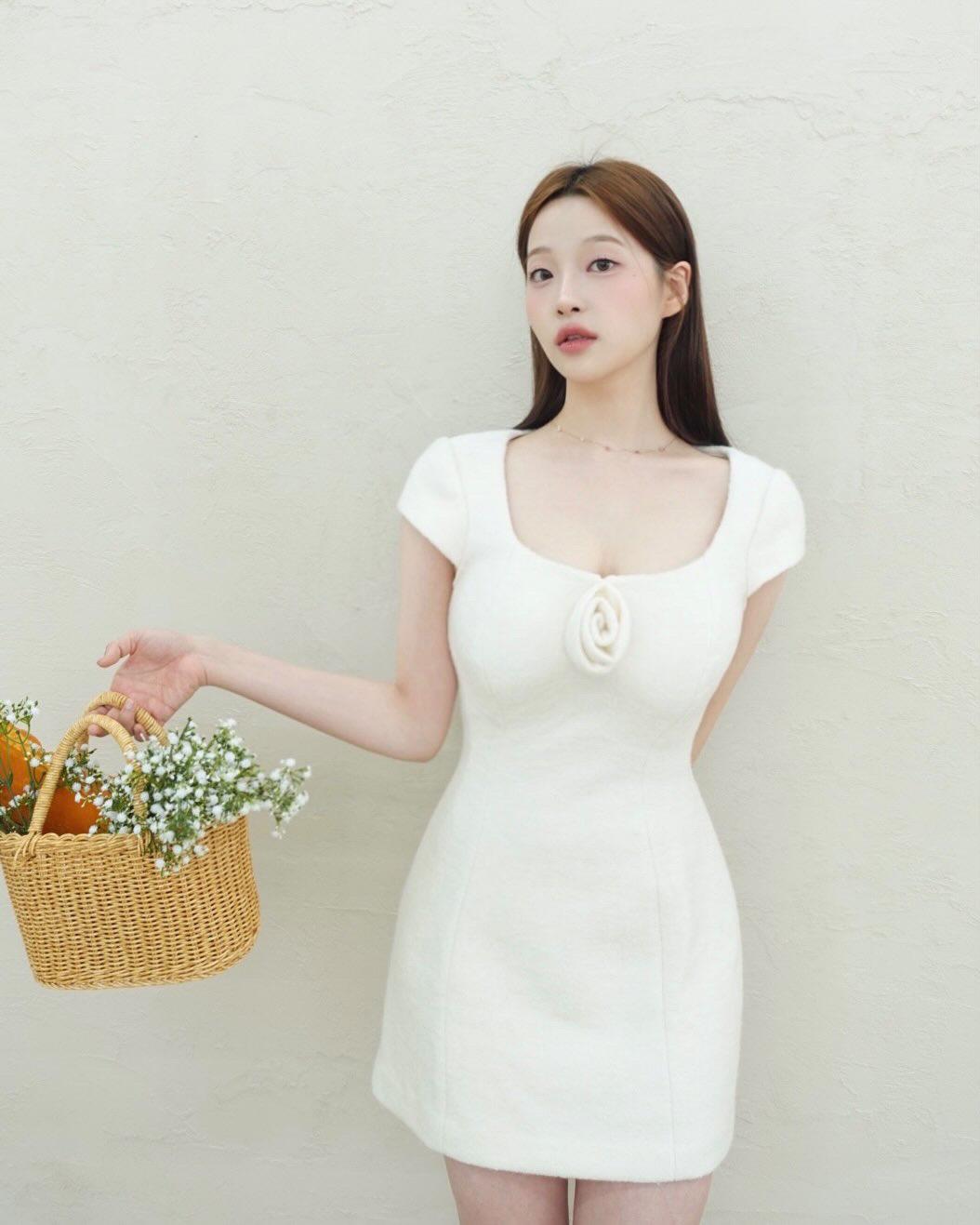 자연광 배경의 쇼핑몰 룩북 촬영 컷
