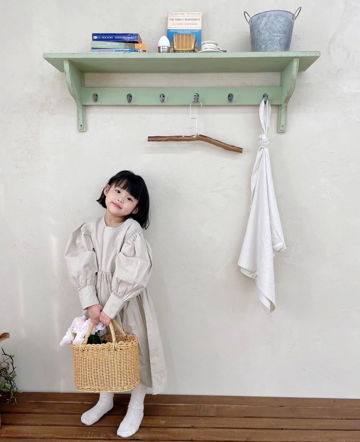 자연광 스튜디오에서 촬영한 아이 사진