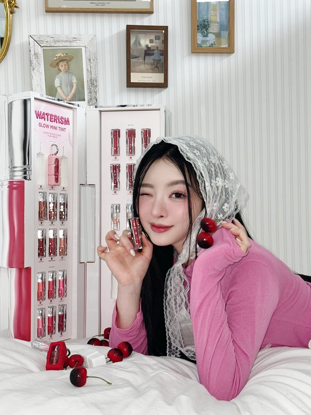 프로필 촬영 디테일 — 조명을 받는 의상 소재 표현