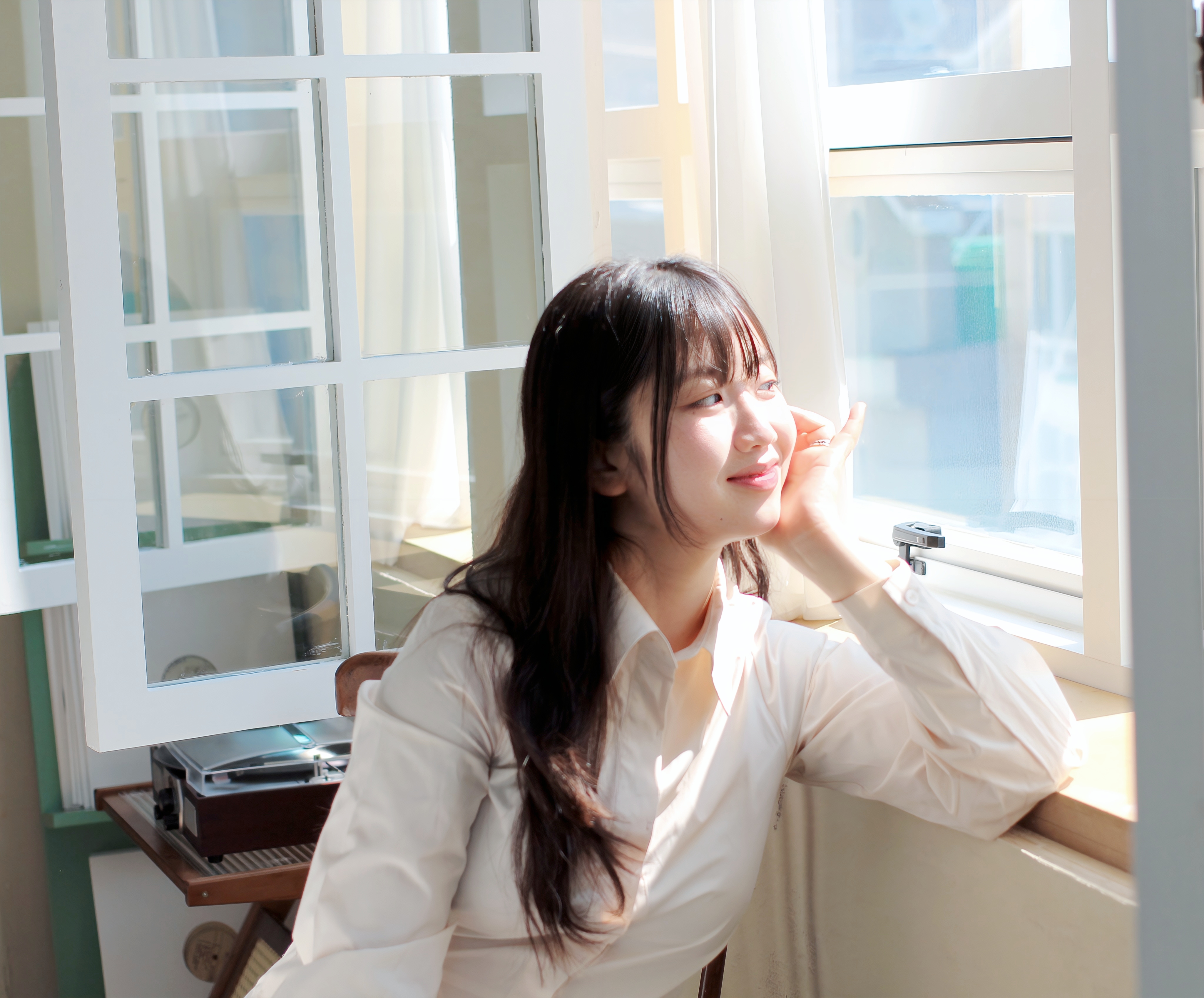 인생샷 포즈 예시 — 스튜디오에서 자연스러운 자세로 촬영한 인물